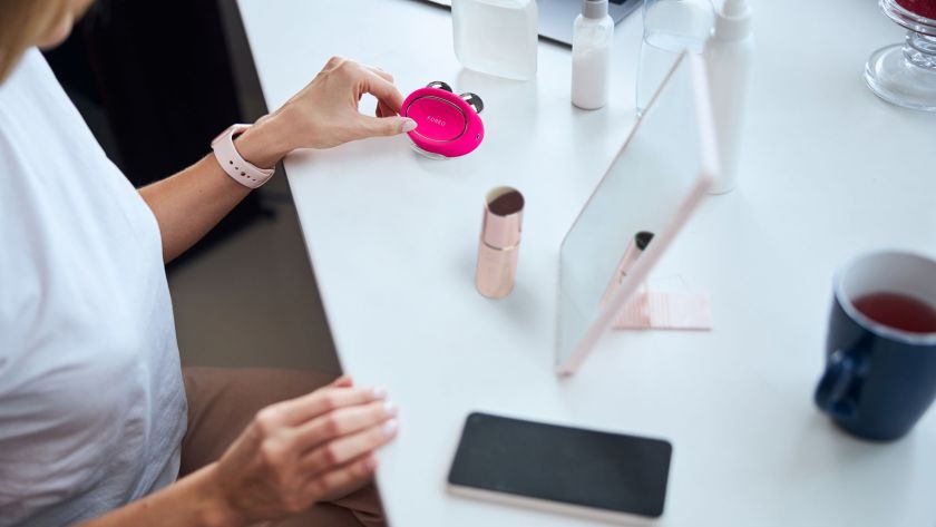 Dispozitiv cu microcurenți Foreo BEAR 2 pentru tratamente faciale anti-aging acasă
