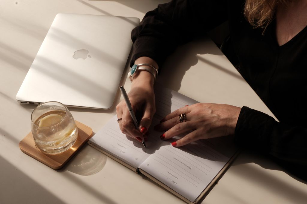 Oana Grecea scriind de mână în jurnal, în cadrul rubricii #StillWriting