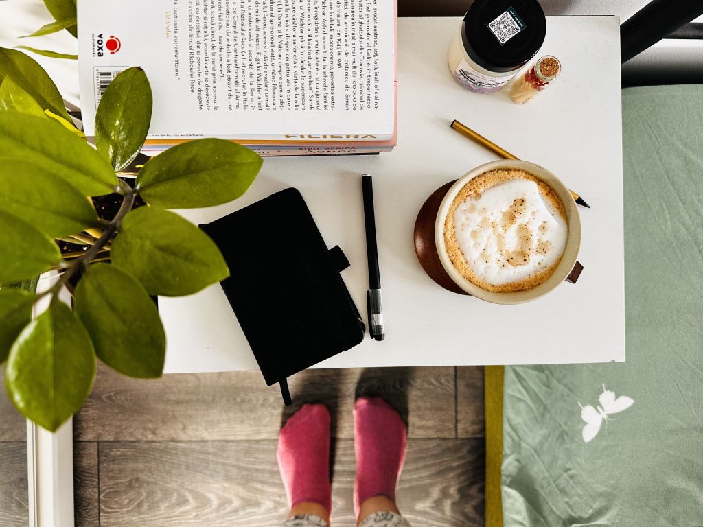Imagine cu jurnal, agendă și carte în cadrul interviului #StillWriting