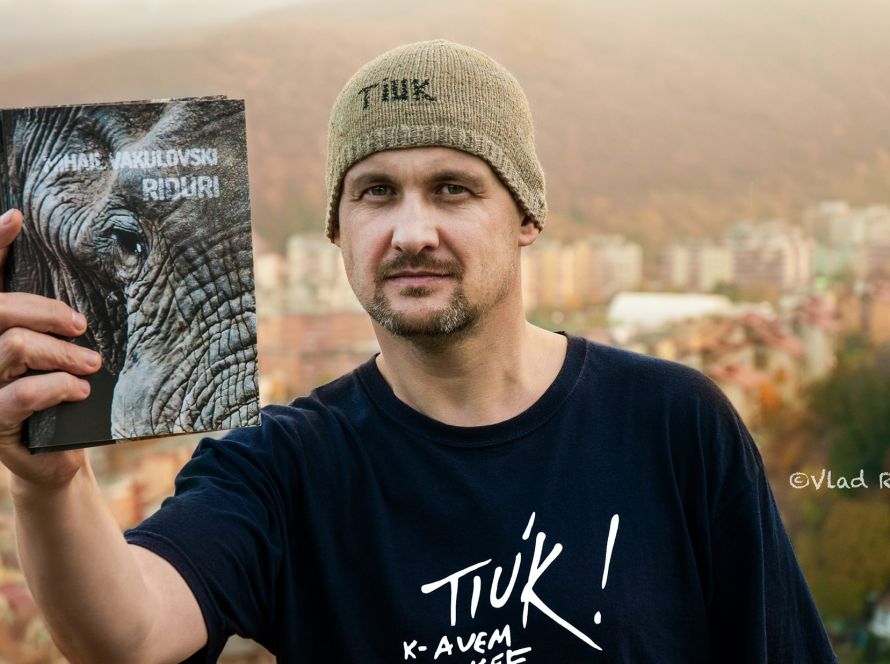 Portretul autorului Mihail Vakulovski, invitat în seria #StillWriting despre jurnal și poezie