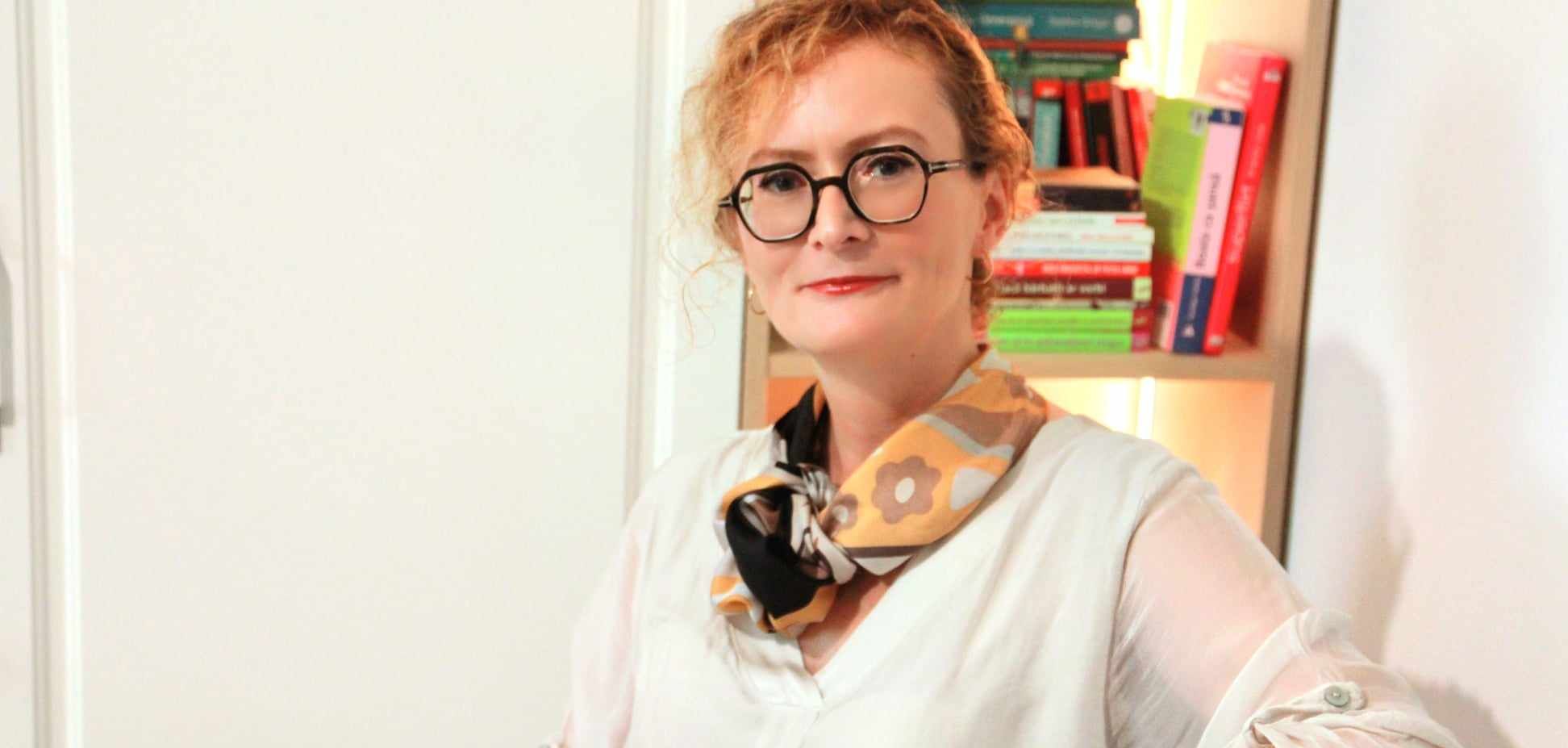 Portret Dana Tudor în biroul său, cu cărți în fundal