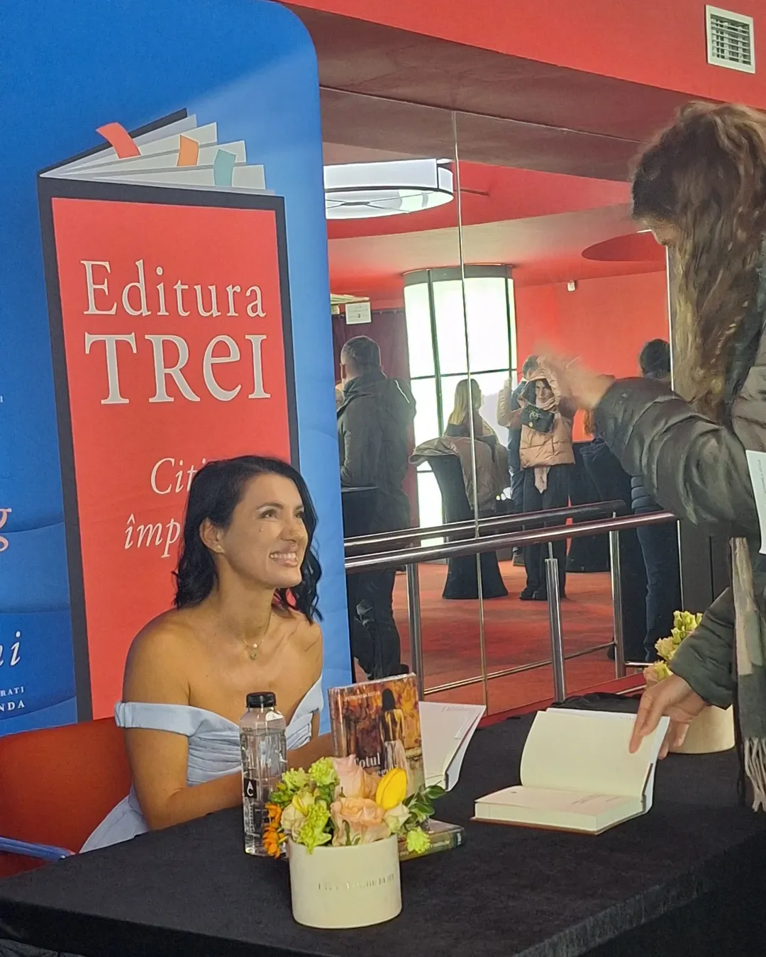 Petronela Rotar scris în timpul unui eveniment literar