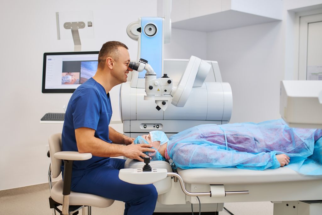 Dr. Holhoș in sala de operatii chirurgicale oftalmologice