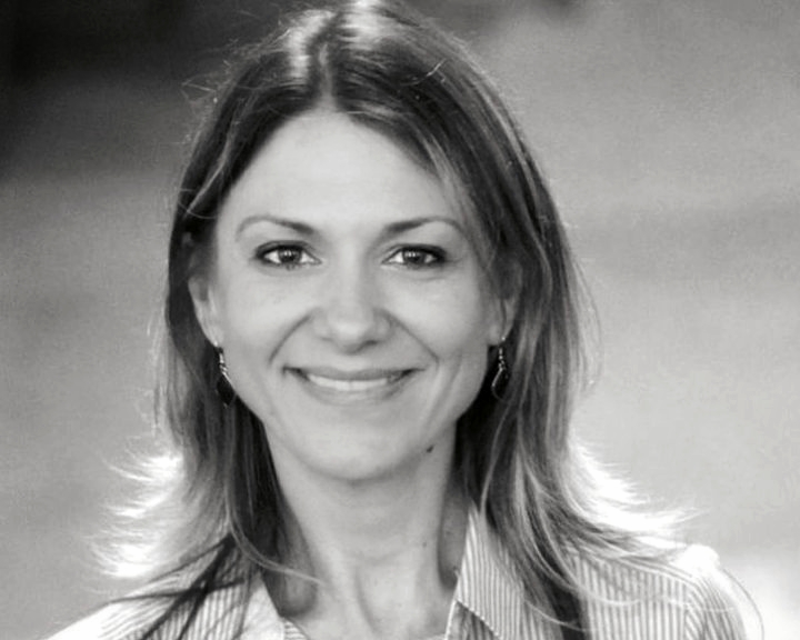 Anda Docea surprinsă într-un moment de scris, în contextul interviului despre scris