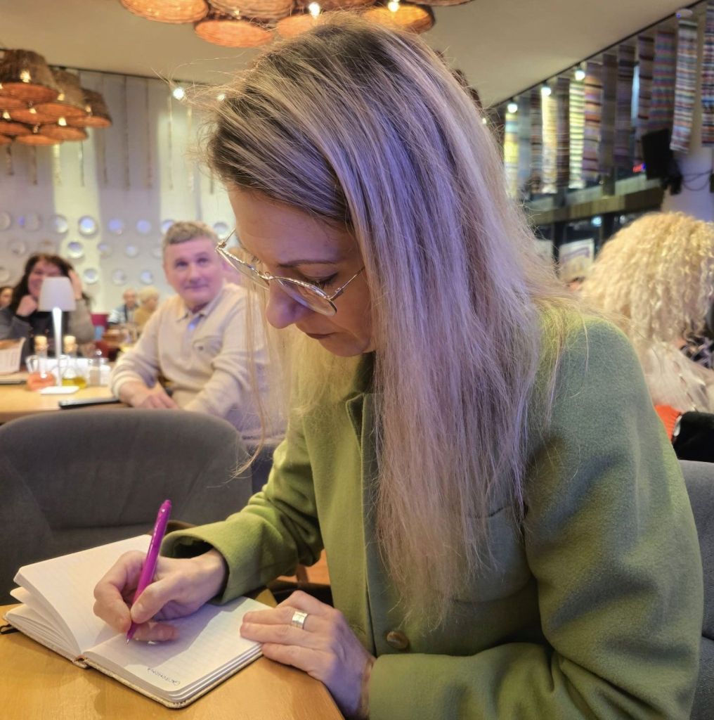 Anda Docea surprinsă într-un moment de scris, în contextul interviului despre scris