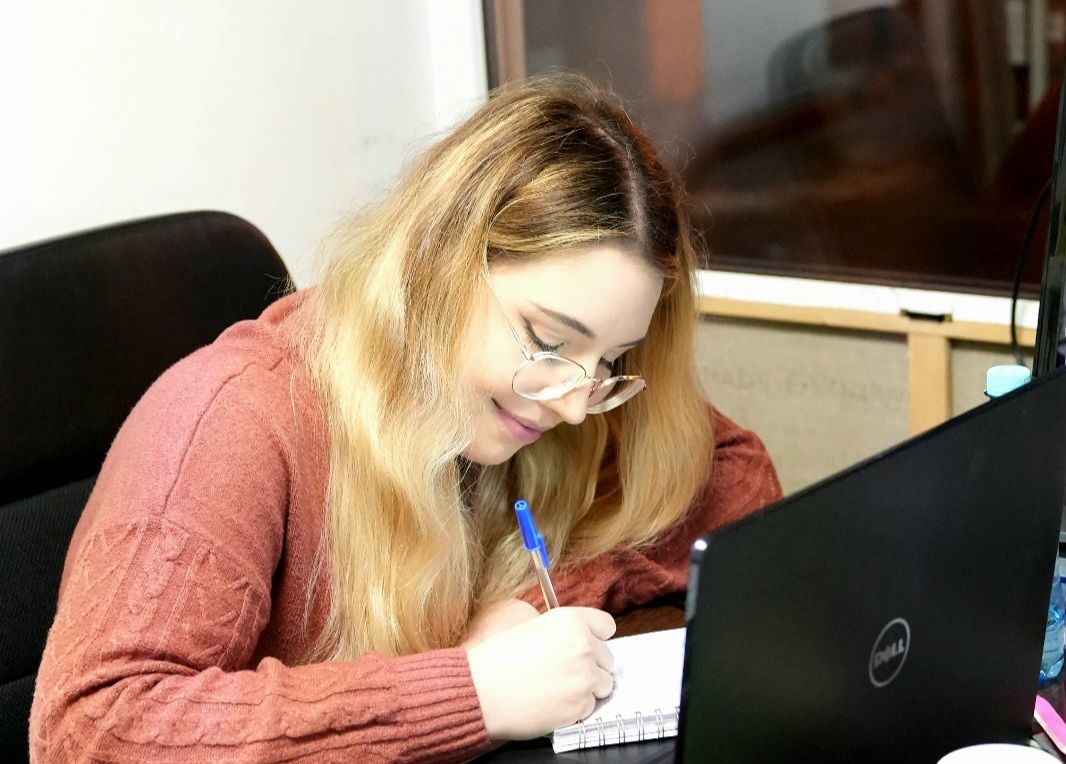 Jurnalul personal al Roxanei Diochețanu ia forma desenelor, listelor și notițelor care păstrează idei și fragmente din viața de zi cu zi