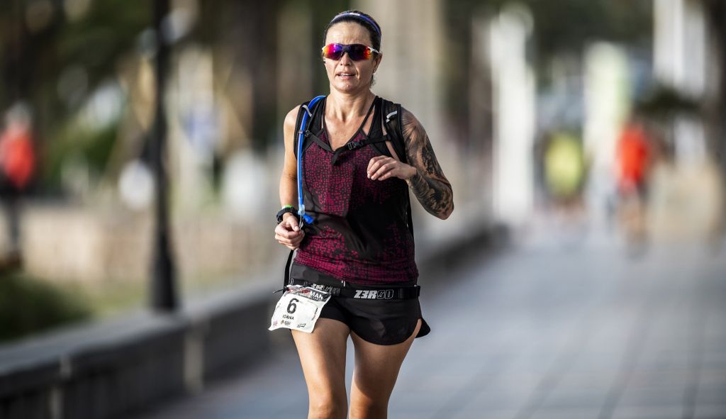 Ioana Precup alergând în timpul unei competiții de anduranță