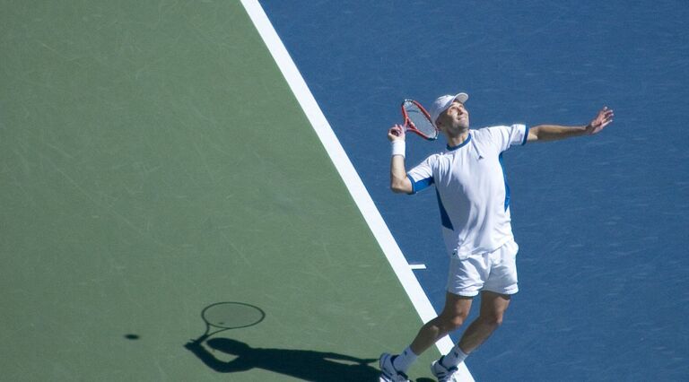 Andre Agassi servind la US Open 2005 - foto: Srinayan Puppala, licență CC BY-SA 2.0, Wikimedia Commons