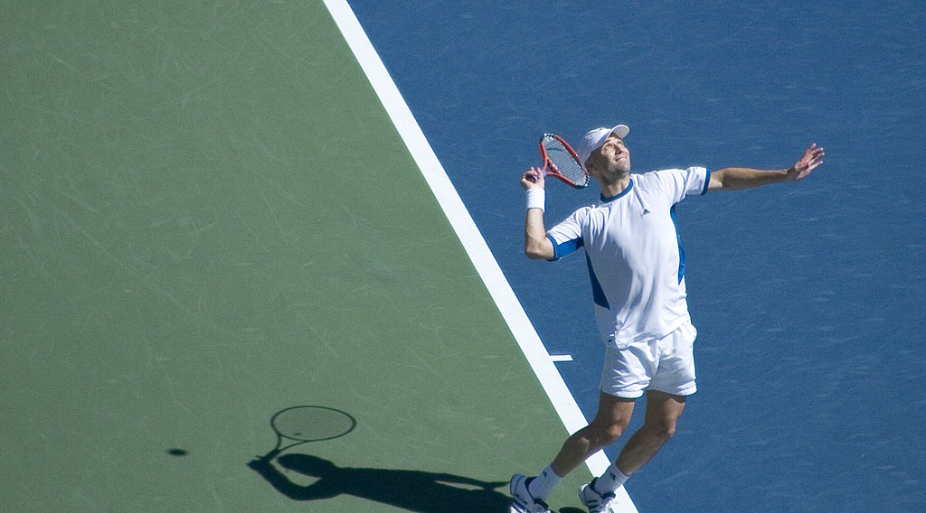Andre Agassi servind la US Open 2005 - foto: Srinayan Puppala, licență CC BY-SA 2.0, Wikimedia Commons