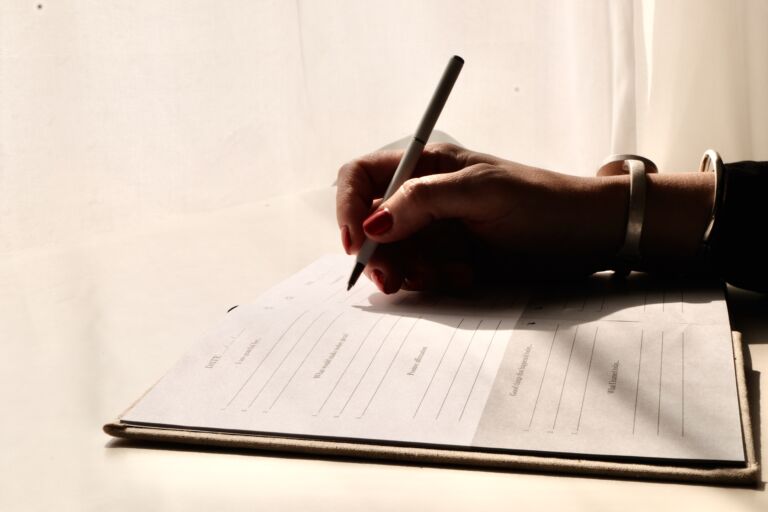 Persoană scriind o scrisoare de mână